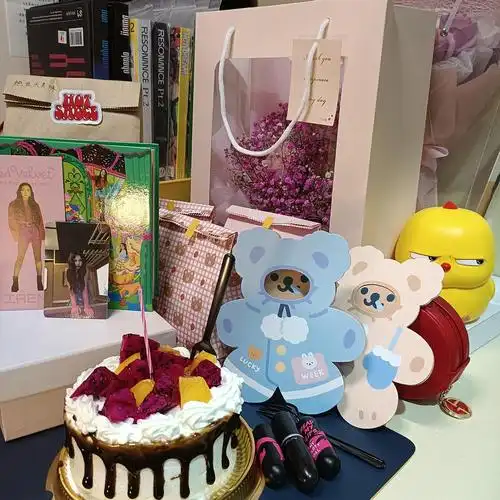 今天生日 想拍大家送的生日礼物 但是总感觉拍的差点那味5555