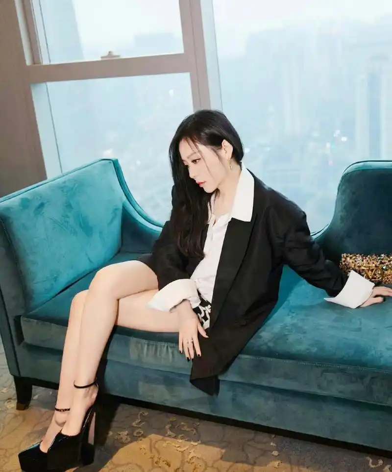 张靓颖穿黑色高跟鞋的大长腿