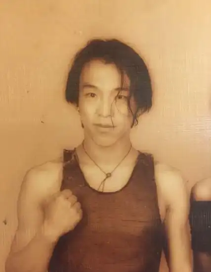 黄渤晒青涩长发旧照穿透视背心秀肌肉