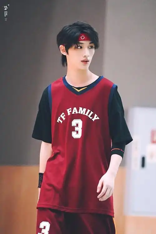 丁程鑫精选打篮球正脸图