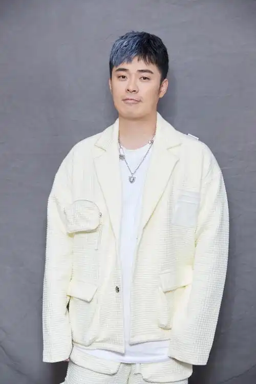 陈赫原来这么帅?被邓超祝福瘦回颜值巅峰,黑色西装酷帅