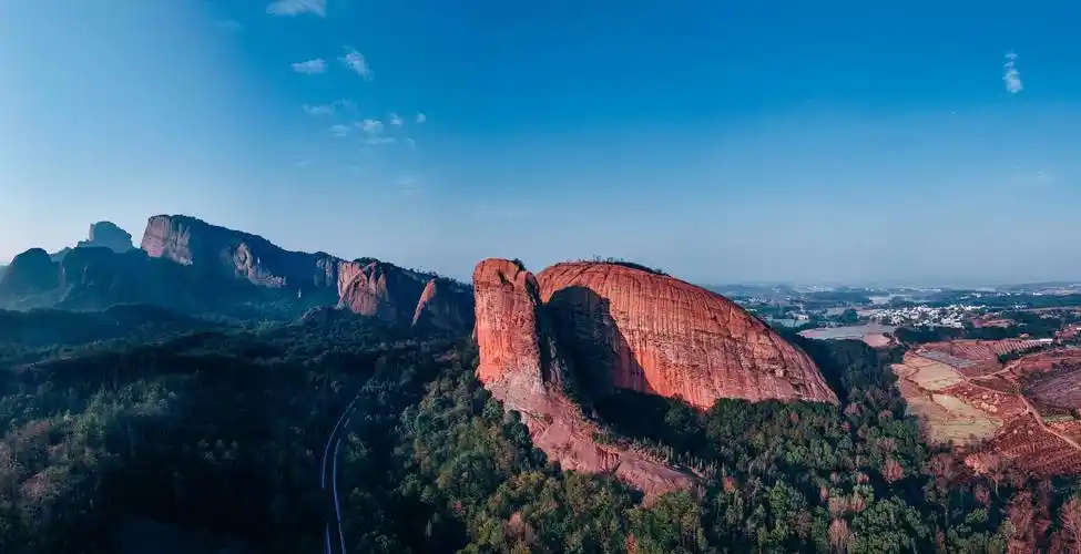 在冬日暖阳的照耀下,200多位单身男女齐聚我国江西上饶著名的风景名