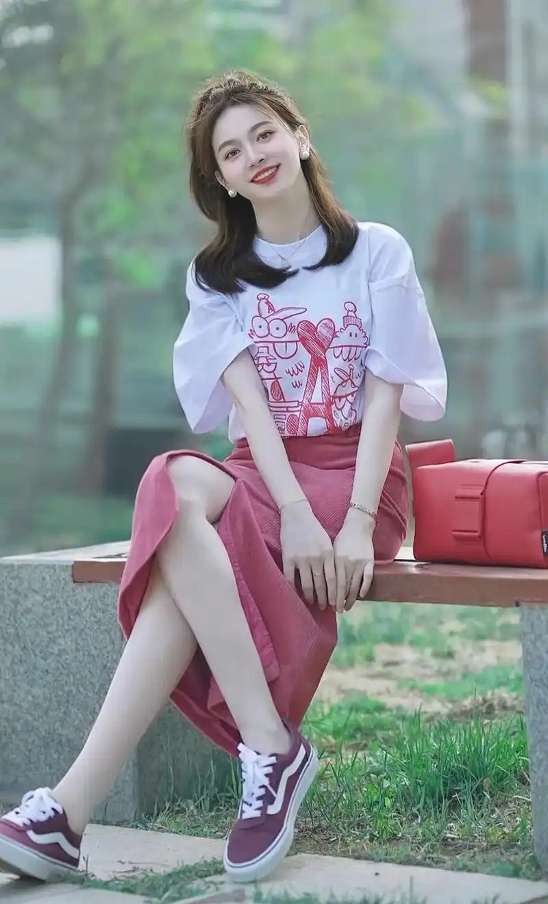 白色印花短袖77玫红色半身裙!亮眼又洋气!不挑身材年龄