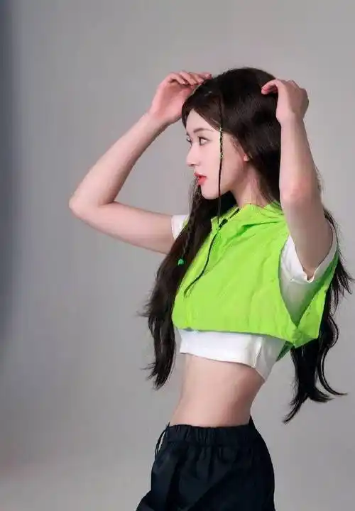 赵露思的运动风格活泼热情,身穿遮腰上衣展现马甲线_魅力_活力_照片
