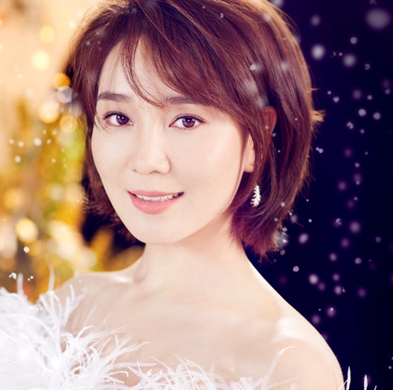 演员蓉卓白色圣诞写真照来袭,身靠月亮船圣洁优雅,宛若天使