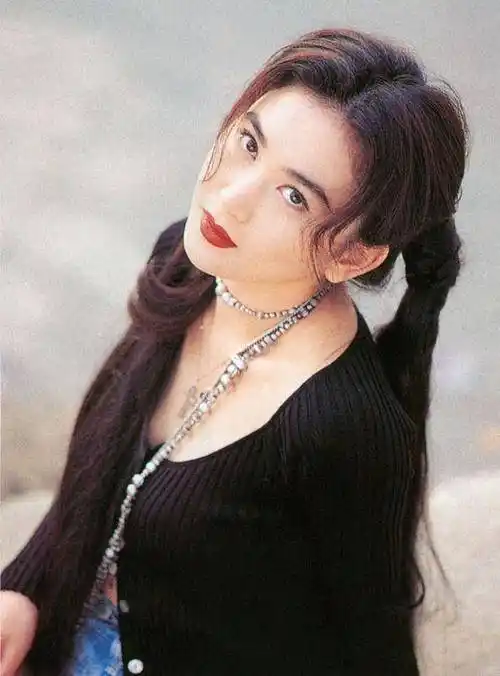 最美的"妲己"温碧霞 strong> /p>  p>温碧霞 /strong>,年轻时真实绝色