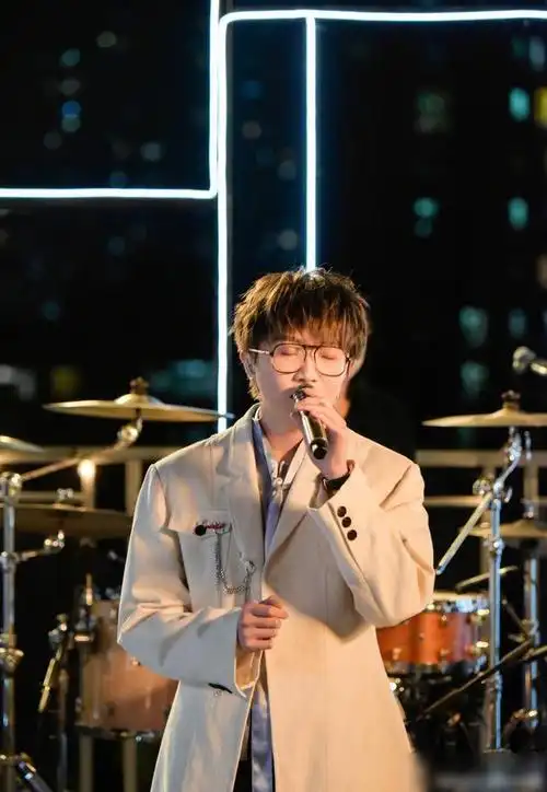 毛不易晒出银杏的照片预告称专辑就快了表示有十一首原创