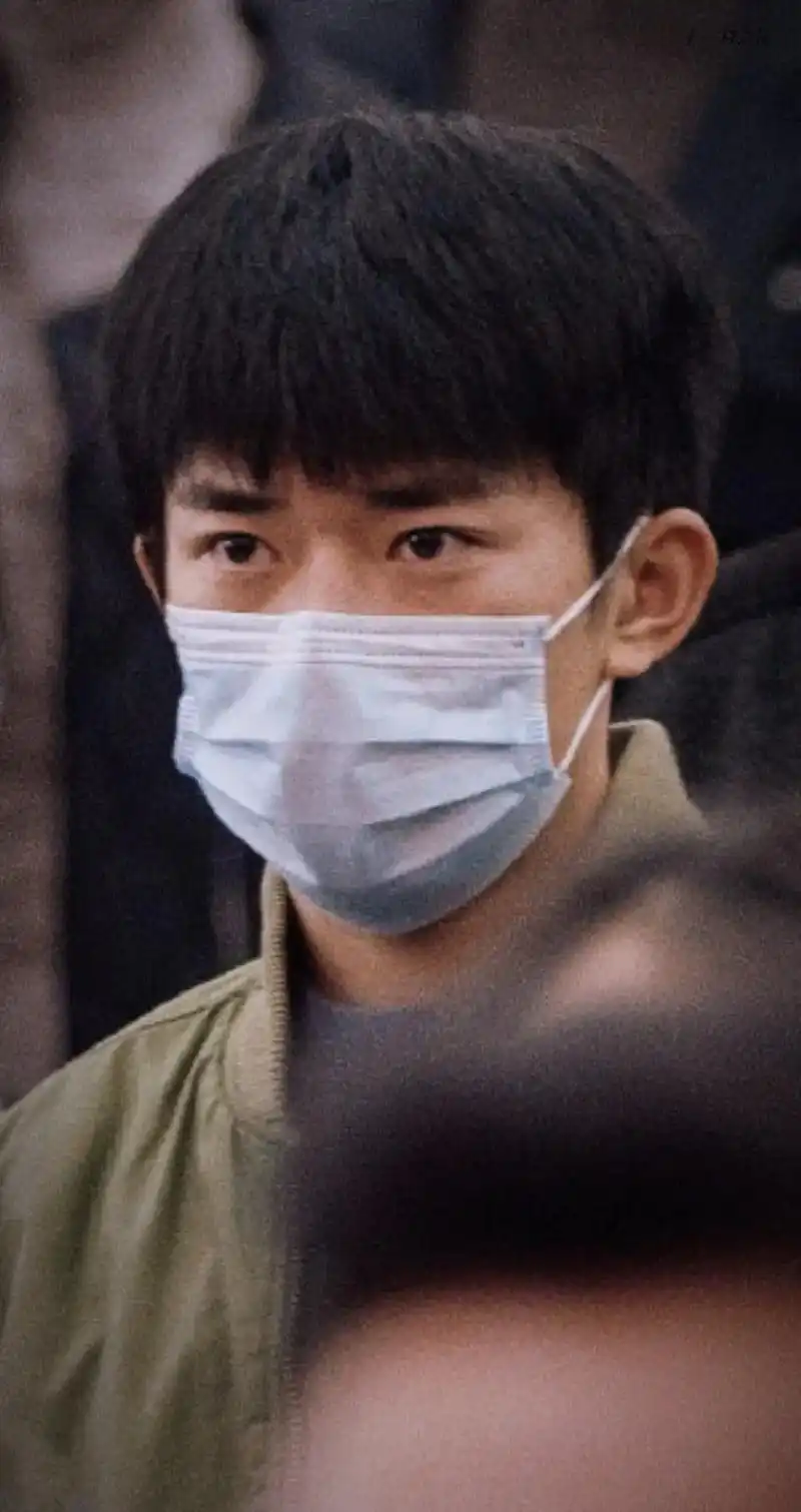 把读书灯吹灭,一身是月.#易烊千玺 #中国医生 #中国医生易 - 抖音