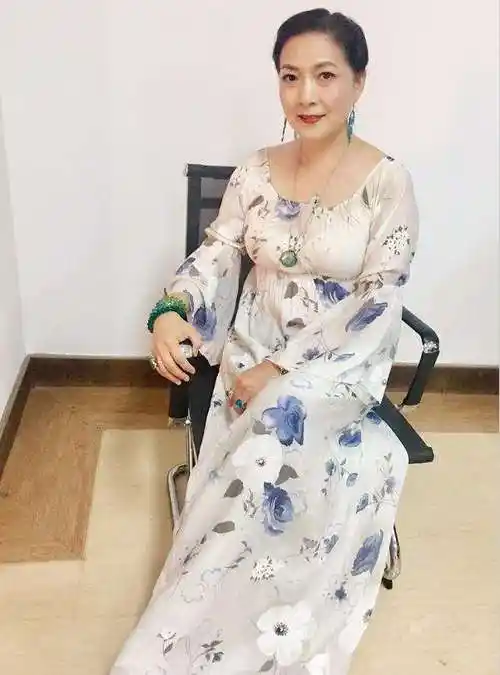 沈丹萍穿衣的品味一直很高级60了脸还自然比刻意扮嫩的漂亮