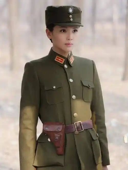 15位女星穿"军装",把殷桃,周冬雨等放在一起,差距就出来了_明星_舞儿