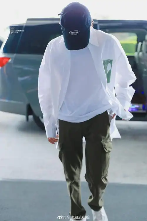 王源最新街拍私服更新白色衬衣搭配墨绿色工装长裤