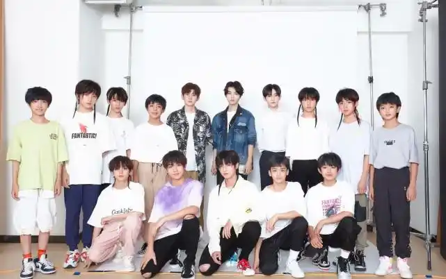 原创tf家族晒3代合照王俊凯3人稳居c位师弟们在追赶tfboys