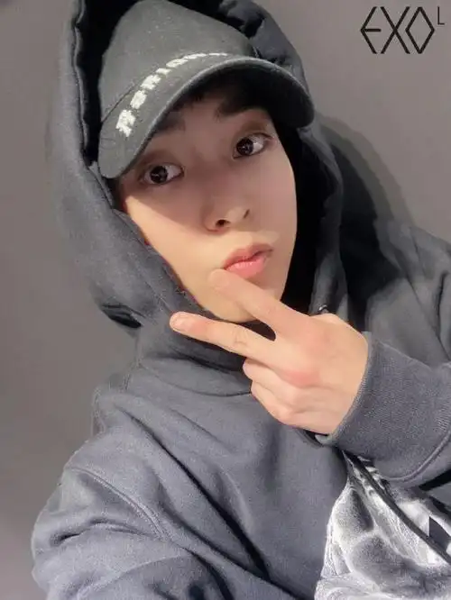 组图:又帅了!xiumin退伍后首更动态 晒自拍比耶状态不错