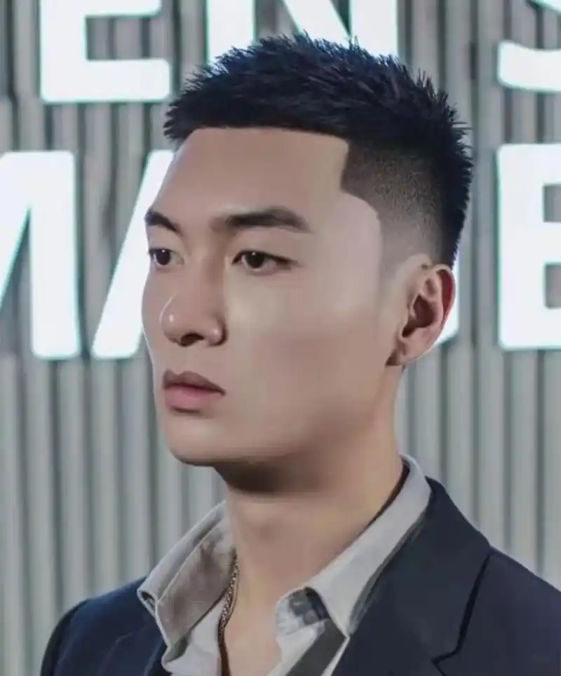 毛寸是从寸头中演变出来的一种非常自然的发型.