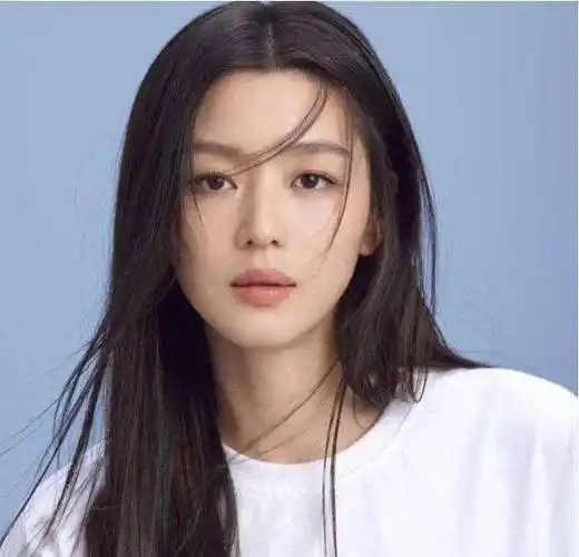 原创38岁全智贤轻装上阵戴上小吊带秀出美丽锁骨照片很美