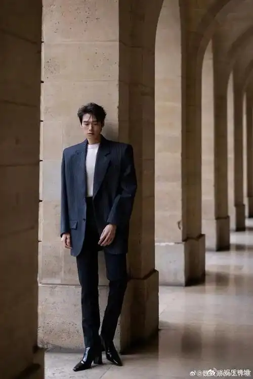 而且这次有很多全身图,粉丝被魏大勋喂的饱饱的,好幸福了!