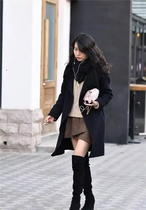 黑色粗跟过膝靴,搭配黑色短裙,外面一件黑色的呢子大衣_美女_风格