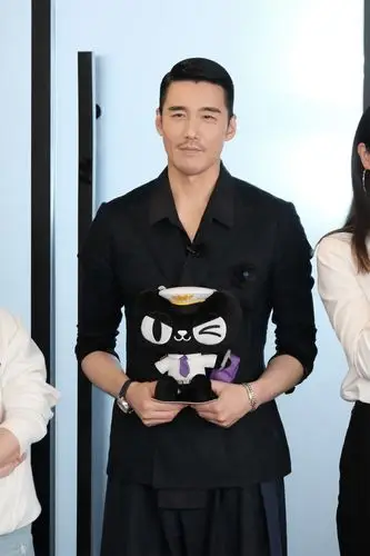 胡兵开办第二届宠粉节大发粉丝福利庆祝出任机长