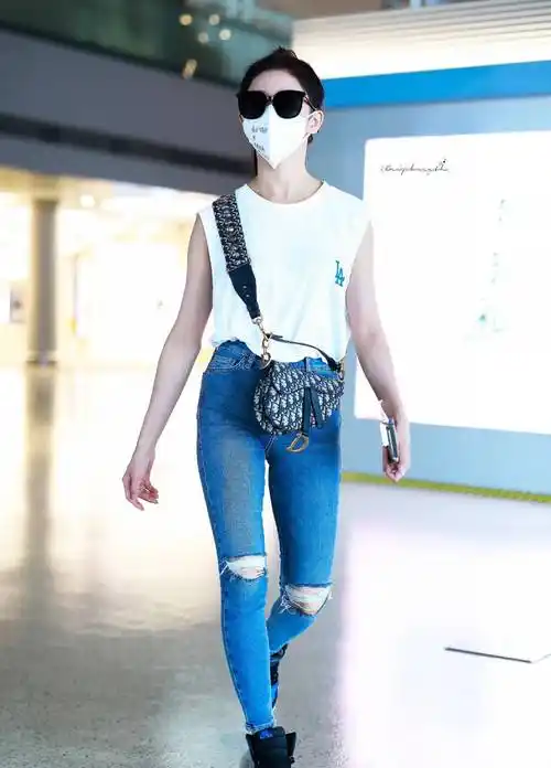 蔡卓宜口罩写字鼓励粉丝全素颜双眼皮褶明显狗啃刘海撞脸宁嫔