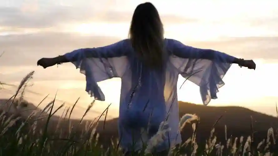 美少女海边旅行,放松身心视频素材