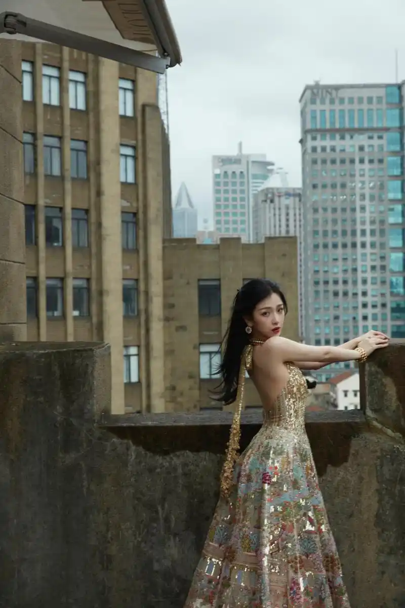 虞书欣鎏金露背长裙##虞书欣微博之夜新造型# 虞书欣,流光美人 044