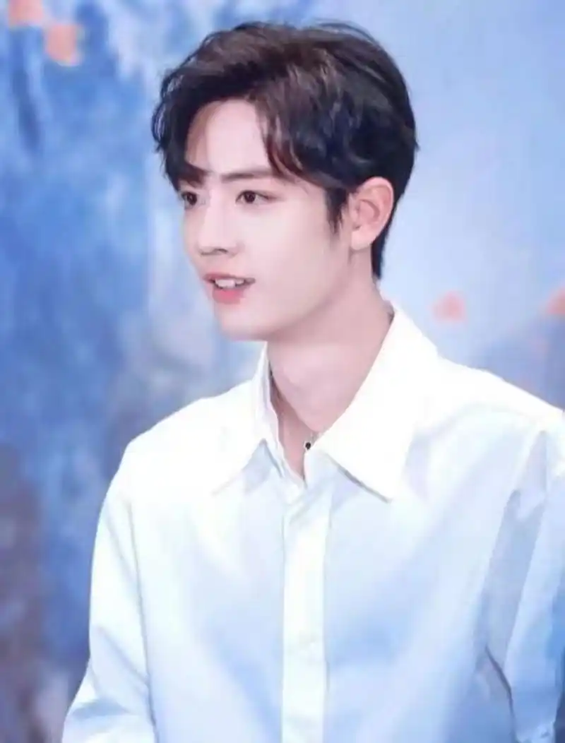 2,张艺兴团队有变动,通过业内熟人介绍请了有实力的商务经纪公关