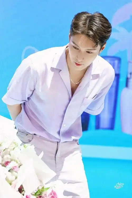 张艺兴蓝色碎盖短发##张艺兴2024世界巡演