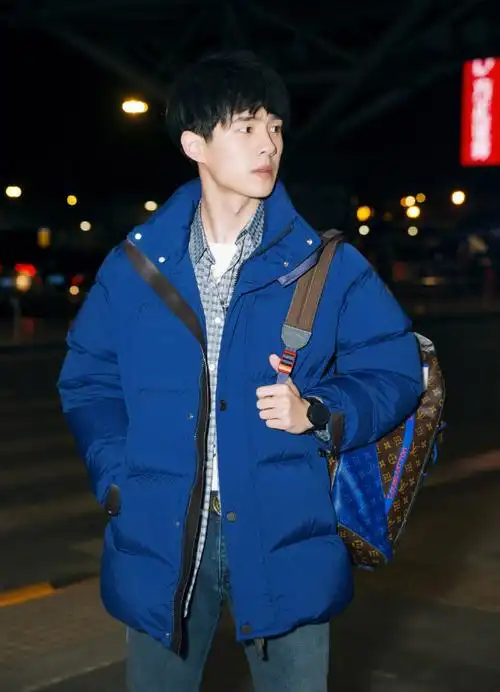 刘昊然机场照大长腿抢镜 藏蓝色面包服演绎时尚休闲范