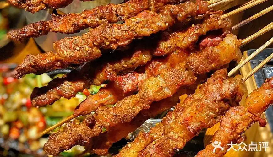 撸串排队王正宗东北烤串还有猪肚打边炉