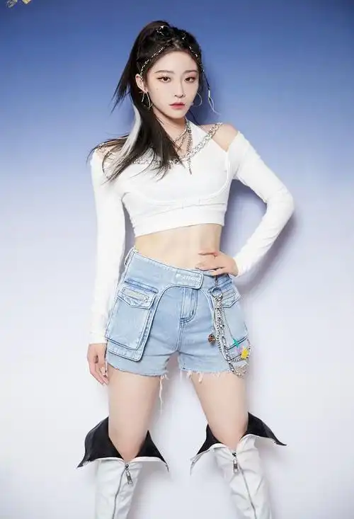 the9喻言旗袍造型上热搜67172瘦但健美的身材太圈粉