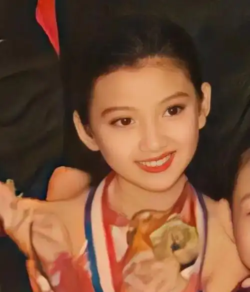 毛晓彤被父亲抛弃垃圾桶被男友陈翔劈腿速看美强惨逆袭