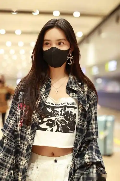 孟子义格子衬衫现身机场长发披肩满眼温柔_喇叭_白色_北京