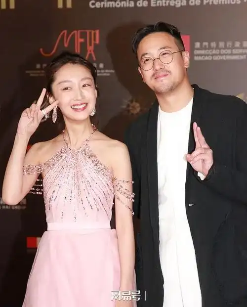 真厉害31岁周冬雨和73岁张艺谋比肩当评委背后资源堪比章子怡