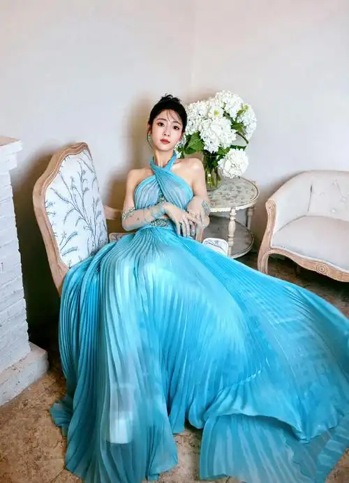 邢菲红毯显眼包##邢菲素颜状态#邢菲穿美美的礼服配洞洞鞋,喷花露水