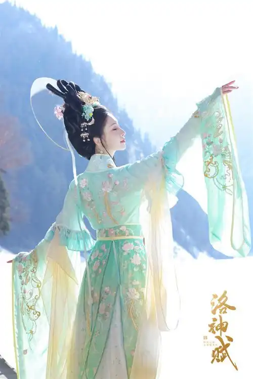 #汉服上新##洛神时刻#