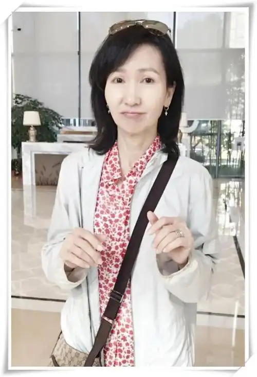 59岁陈美琪满面皱纹,优雅的老去,网友:不打针的脸就是这样真实