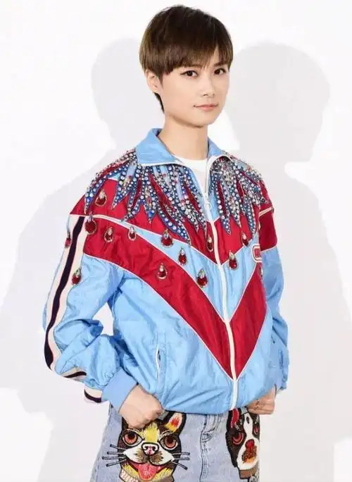 李宇春2021年2月11日,万众瞩目的央视春晚,著名歌手李宇春与张梓琳等