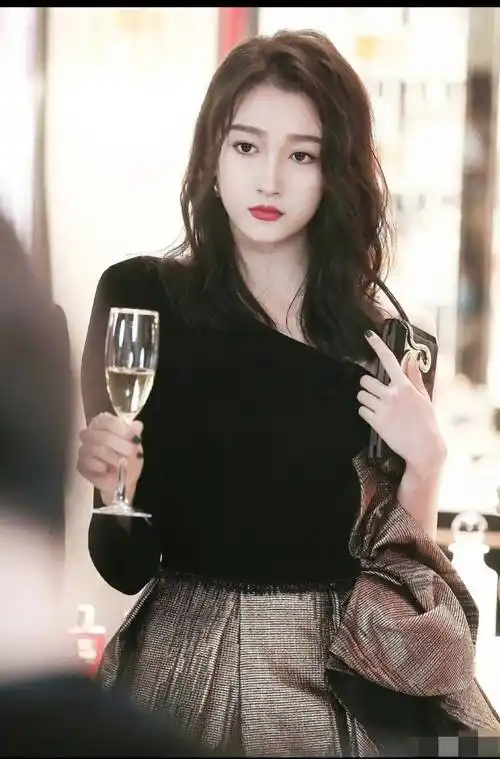 「揭秘」关晓彤的双重人设:男友镜头下和路人镜头下完全不同?