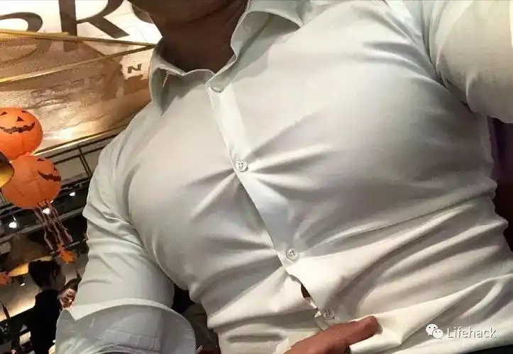 这就是胡歌胸肌撑爆衣服的快感吧.