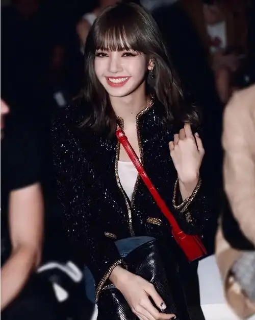 blackpinklisa晒泳装照被指与lvhm三公子在希腊约会