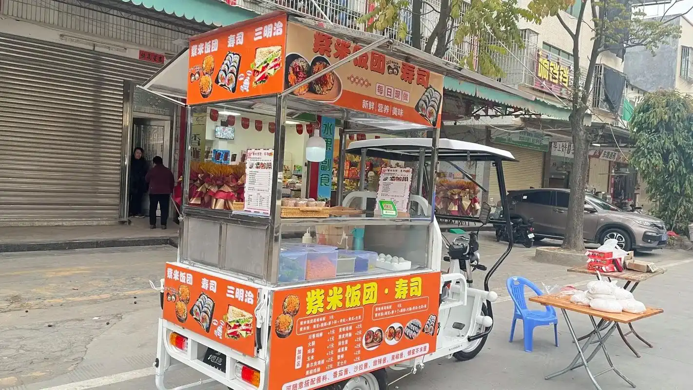 摆个小摊摊.我的紫米寿司饭团小摊摊#我的摆摊日记 #记录摆摊 - 抖音