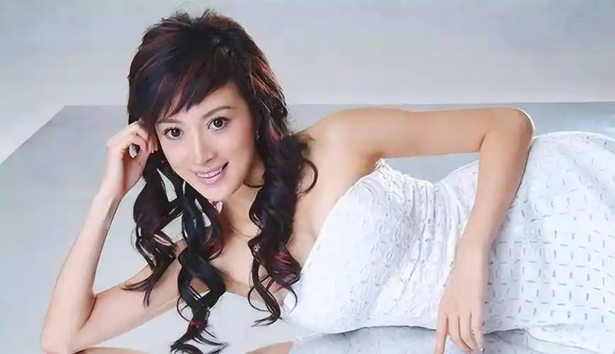 47岁金巧巧,状态奇怪偏男相,神颜已成过去式,这是向蔡明学习?