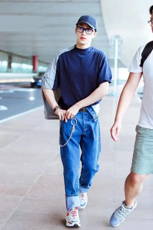 许魏洲穿着深蓝色的t恤,是比较简单的款式,搭配蓝色牛仔裤,把上衣束进