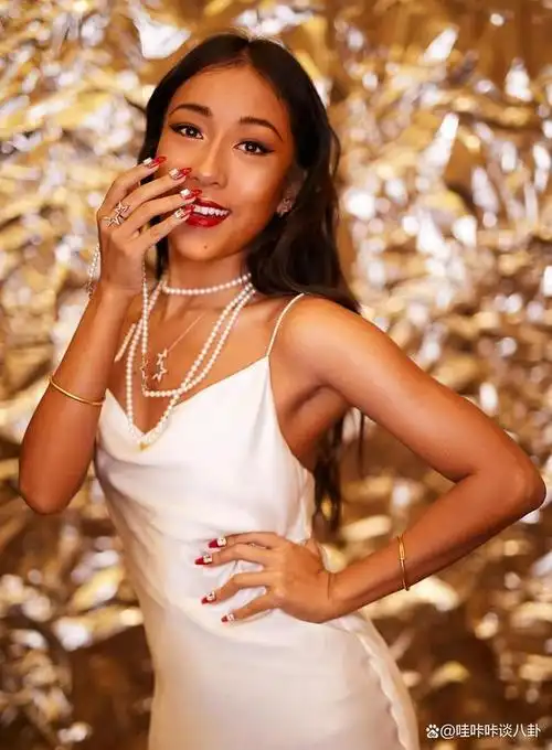 刘欢家宴众星云集,吉克隽逸穿着清凉热辣,手舞足蹈像在自己家