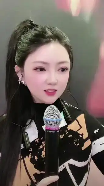 歌手任妙音 云在青天你在身边