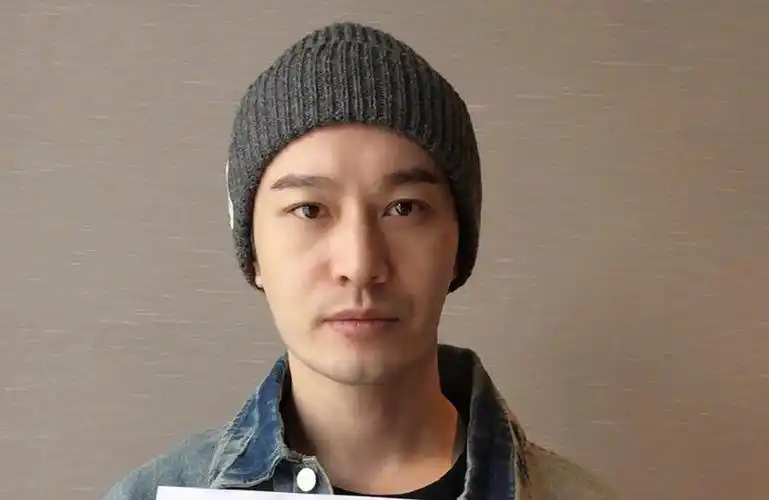 以帅行走演艺圈的黄晓明,发自拍晒出聊天记录,真是与众不同