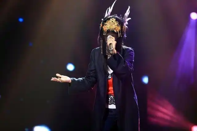 《蒙面唱将》最尴尬女星,上台就被观众认出,只因这个部位太明显