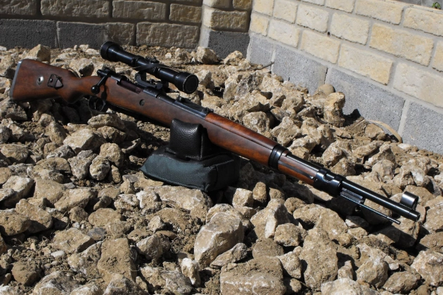 现实中的98k诞生与二战前期1935年,由当时的著名狙击步枪,gew98所改进