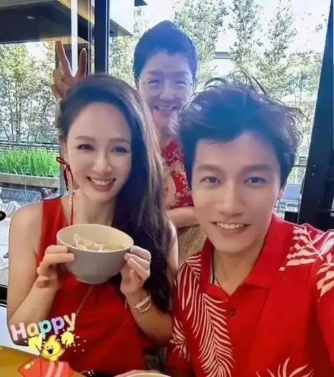 陈乔恩回婆家过年!艾伦剪刘海显宠溺,全家团聚其乐融融!