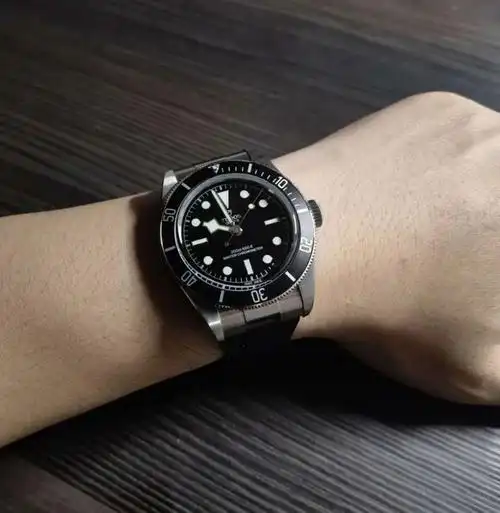 刚刚撕完膜拍一张最近在腕表之家公众号看到帝舵发布新表,看到帝舵